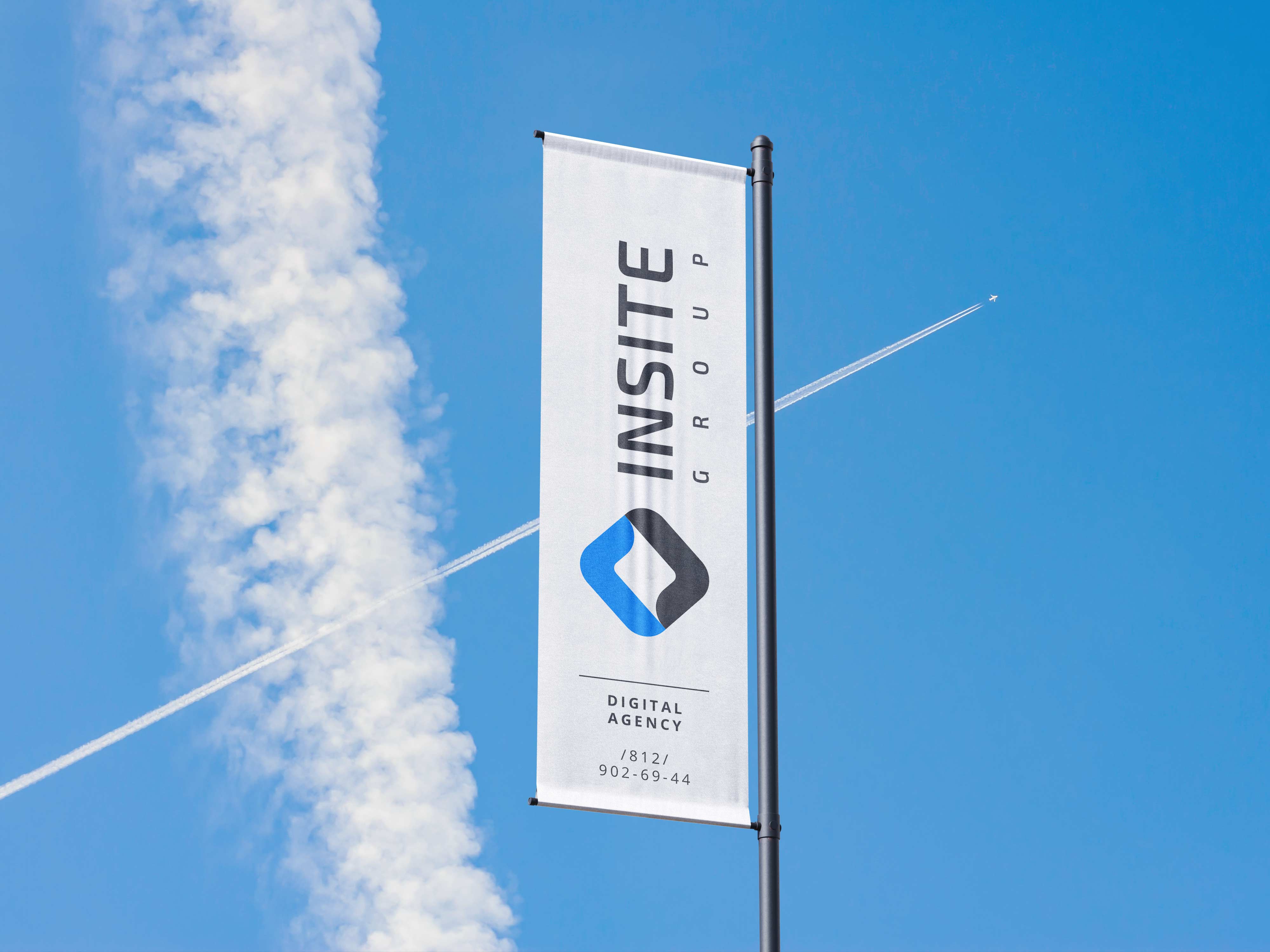 Флаг INSITE GROUP на фоне неба
